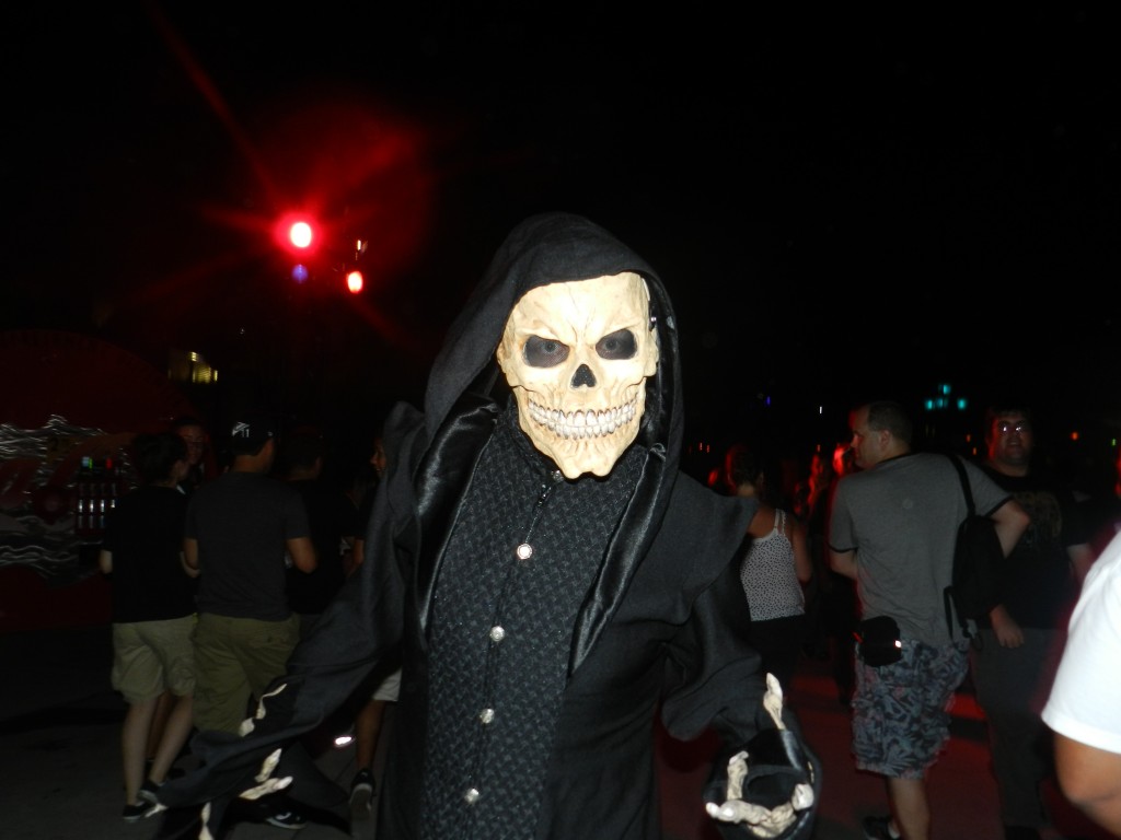 Halloween Horror Nights 2012. Keep reading for more HHN 22 tips. Skeleton Man in Black Rob