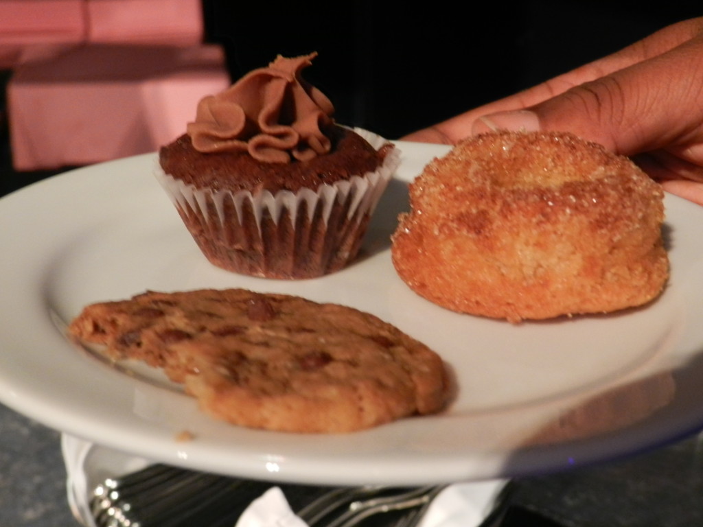 Epcot 3D Dessert Party at Food and Wine Festival. Photo Copyright ThemeParkHipster. Cupcake and Cookies.