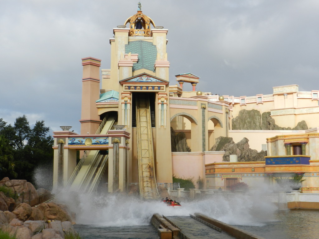 SeaWorld Orlando Journey to Atlantis water boat ride roller coaster. Keep reading to get the full list of the best roller coasters ranked at SeaWorld Orlando.