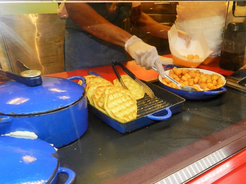 Springfield workers preparing the delicious delights at Cletus Chicken Shack in Universal Studios Copyright ThemeParkHipster. Keep reading to get the top 5 best restaurants at Universal Studios Orlando.