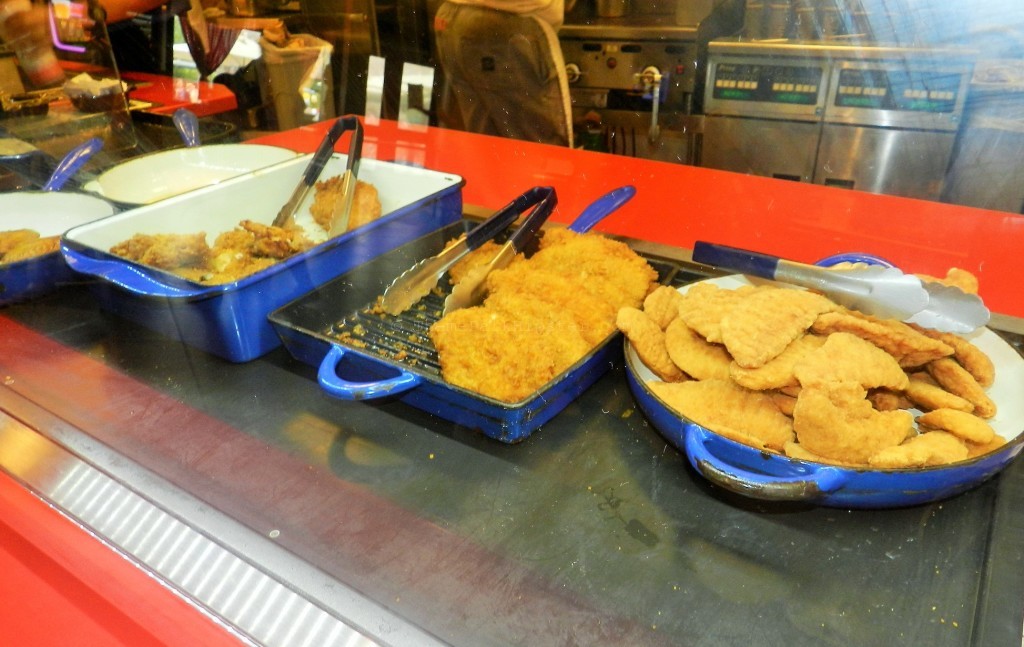 Springfield workers preparing the delicious delights at Cletus Chicken Shack in Universal Studios Florida. Copyright ThemeParkHipster. Keep reading to get the top 5 best restaurants at Universal Studios Orlando.