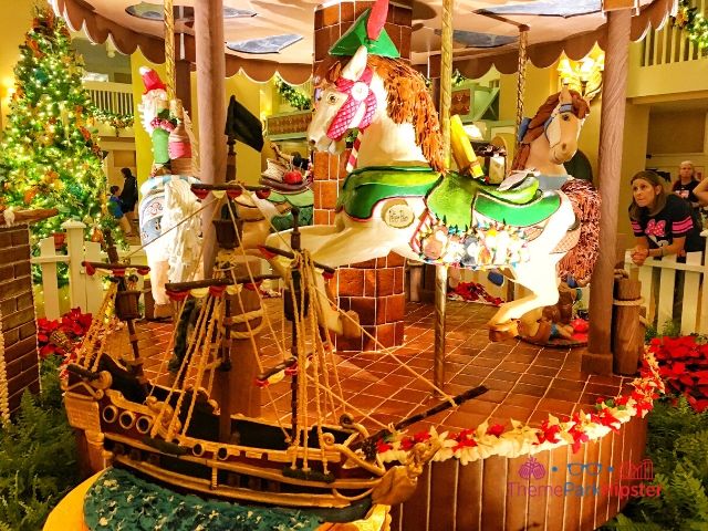 Disney Gingerbread House carusel cu Peter Pan horse și Căpitanul Hook cake boat în față la Beach Club Resort.