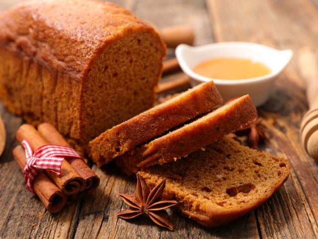  Pain d'épice assis à côté de la cannelle