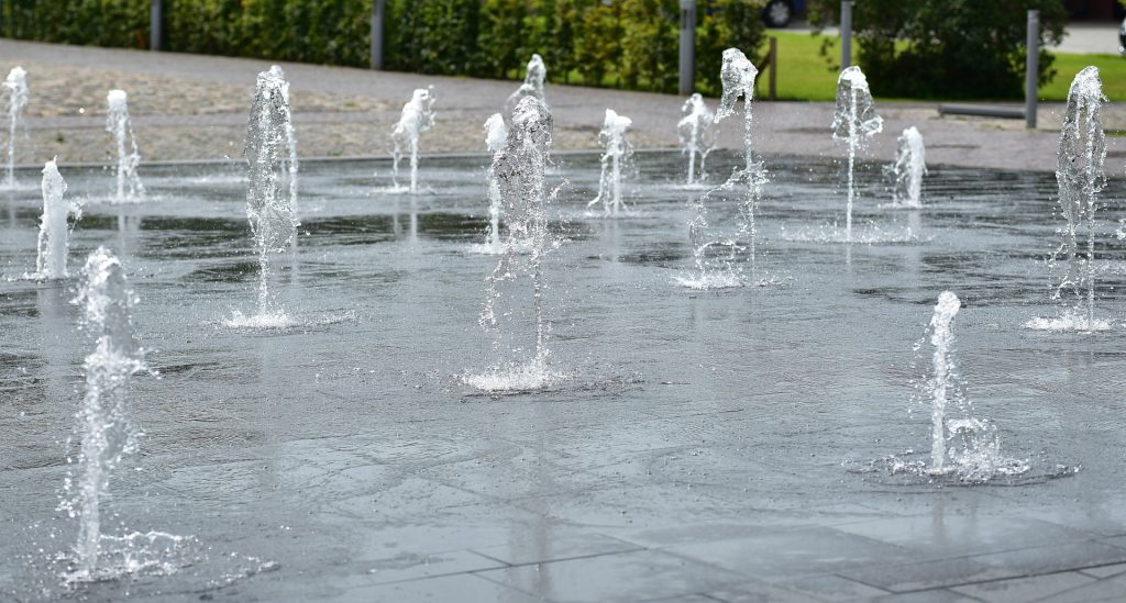 Splash zone area with water coming up out of the ground in the summer of Florida. Keep reading to get the best ways to beat the summer Florida heat.