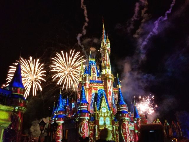 Happily Ever After -ilotulitusnäytös Magic Kingdomissa Disney World Orlando Florida