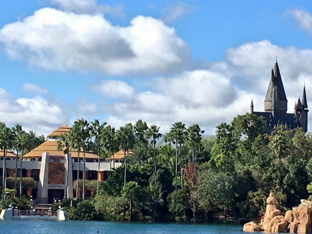 Universal Orlando Resort Thanksgiving Guide 2018 Themeparkhipster Islands Of Adventure Tips With Jurassic Park And Hogwarts In The Background