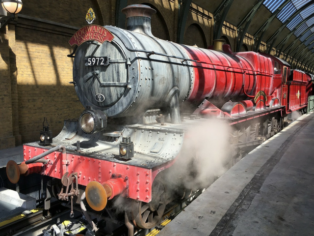 Hogwarts Express Red train ready to go at Wizarding World of Harry Potter. King's Cross Station #harrypotter #universalstudios #diagonalley #themepark