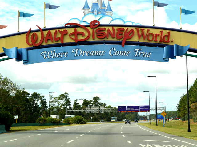 How to do Disney Hollywood solo with the famous WDW Where Dreams Come True entrance sign.