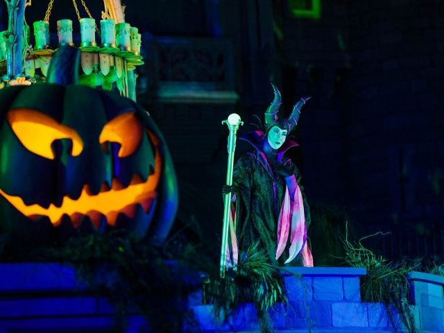 Mickeys Halloween Party Malificent Hocus Pocus. Keep reading to get the guide to Mickey's Not So Scary Halloween Party Tips with Photos, Parade details, characters, rides and more!
