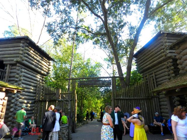 Disney World Tom Sawyer Island Fort med folk som står runt omkring