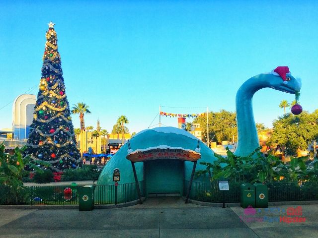 Gelateria del dinosauro Gertie a Hollywood Studios con l'albero di Natale sullo sfondo.