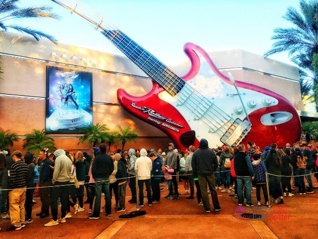 Lång kö en hektisk dag på Hollywood Studios Rockin Roller Coaster