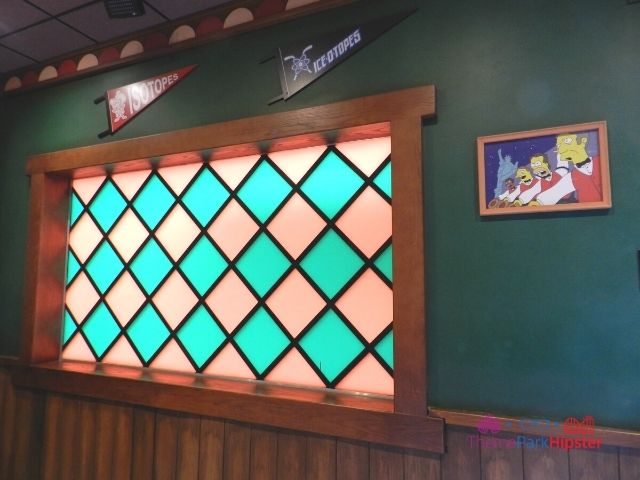 Moes Tavern Interior with the Simpsons Singers. Keep reading to get the best photos at Moe's Tavern Universal Studios and the menu.