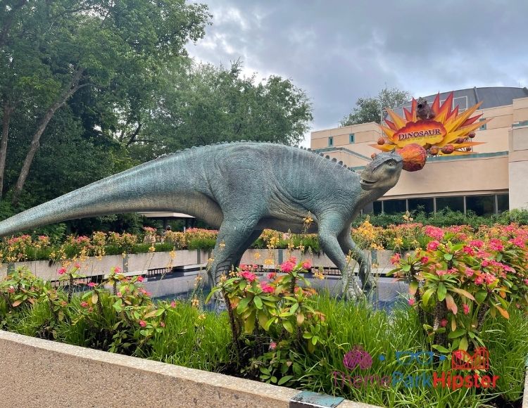 DINOSAUR Inngang Med Dinosaur i hagen På Animal Kingdom