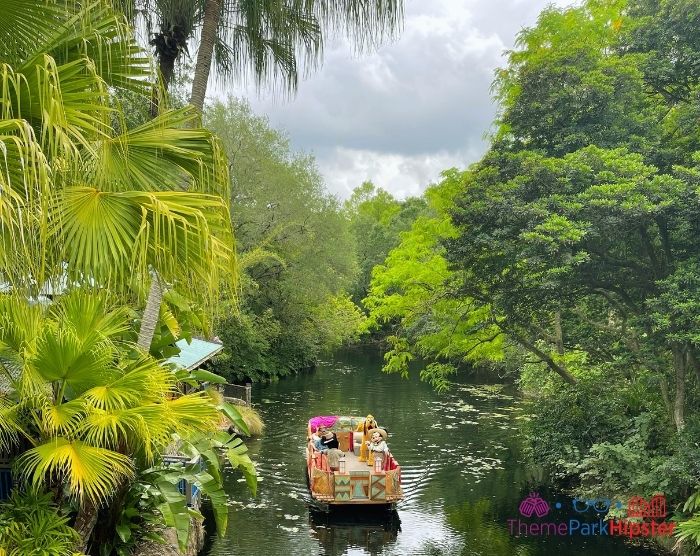 regenachtige dag met Cavalcade van Mickey Mouse op rivier bij Magisch Koninkrijk Orlando Florida