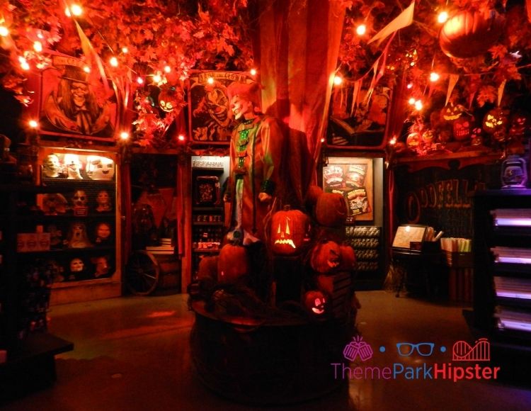 Halloween Horror Nights Jack the Clown in the Tribute Store 2020. Keep reading to learn about the Halloween Horror Nights Icons List and other HHN Icons and Characters.