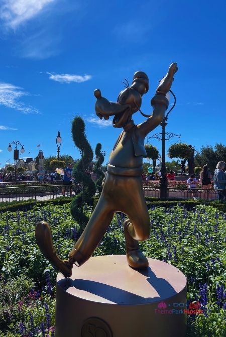 Gold Goofy Statue for Walt Disney World 50th Anniversary Celebration. Keep reading to know what the best days to visit Disney World parks and how to use the Disney World Crowd Calendar.