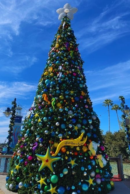 SeaWorld Christmas Celebration Main Christmas Tree at Entrance. Keep reading to learn about Christmas at SeaWorld Orlando!