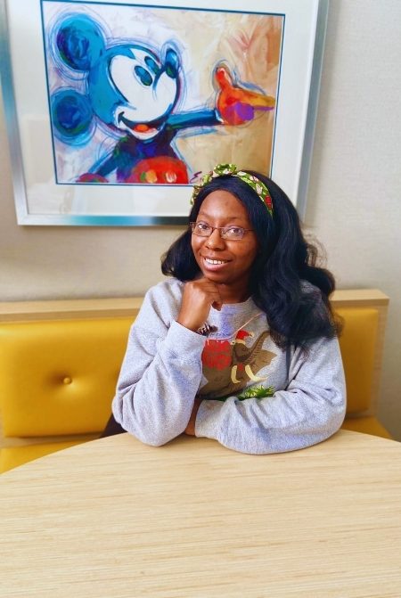 Victoria Wade at the Howard Johnson Hotel next to Disneyland Anaheim California. Keep reading to see why I love being a solo traveler and traveling to theme parks alone.