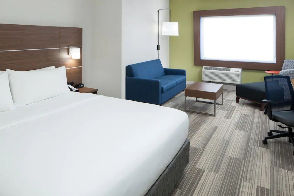 Holiday Inn Express and Suites Orlando Standard Room. Keep reading to learn about the best cheap hotels near SeaWorld Orlando.