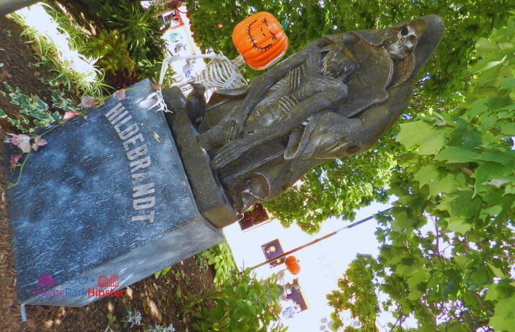 Cedar Point Hilderbrandt Halloweekends statue