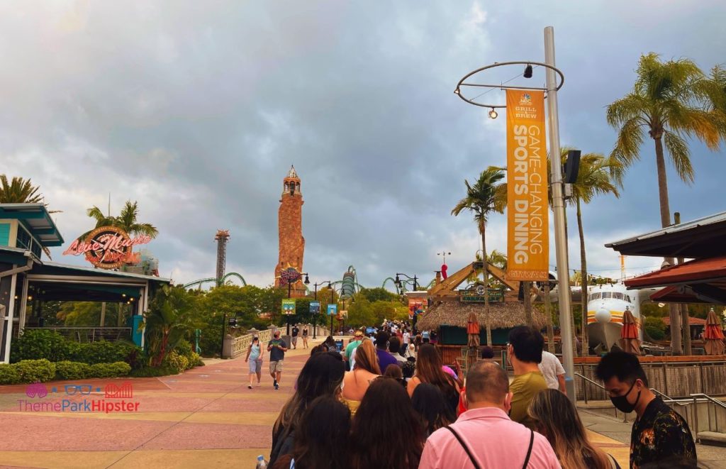 Universal Orlando Resort long line to Get into Islands of Adventure. Keep reading to find out more about Universal Orlando Single Rider Lines.