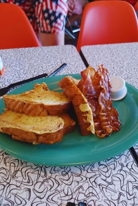 Breakfast French Toast and Bacon at Bayliner Diner in Cabana Bay Beach Resort Universal Orlando Resort Trip Report with Rebecca