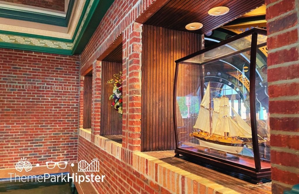 Universal Orlando Resort Lombard's Landing Seafood Restaurant at Universal Studios Florida. Keep reading to find out more about what to expect at Lombard's Seafood Grille at Universal Studios.  