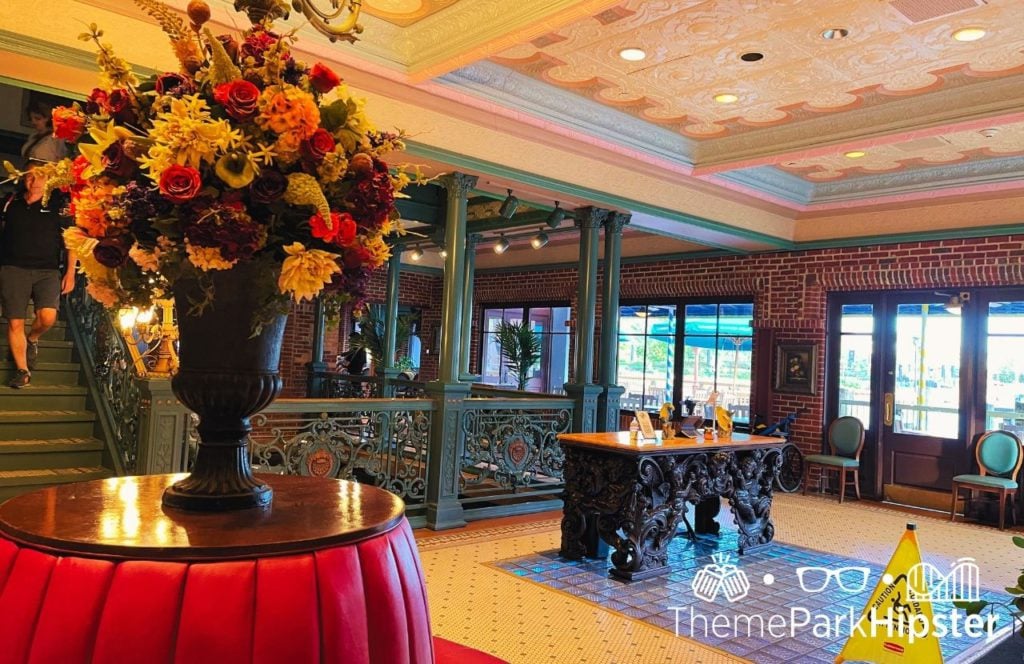 Universal Orlando Resort Lombard's Landing Seafood Restaurant at Universal Studios Florida. Keep reading to find out more about what to expect at Lombard's Seafood Grille at Universal Studios.  