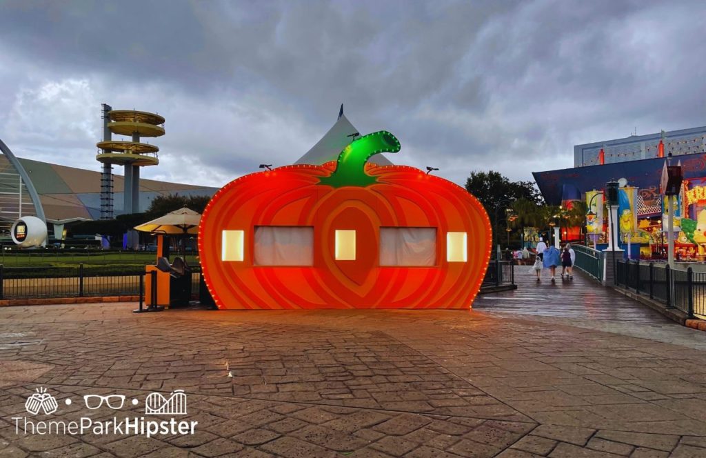 Pumpkin Food Kiosk HHN 31 Halloween Horror Nights 2022 Universal Orlando. Keep reading to learn about the best Universal Studios Halloween Horror Nights food and drink that you must try!