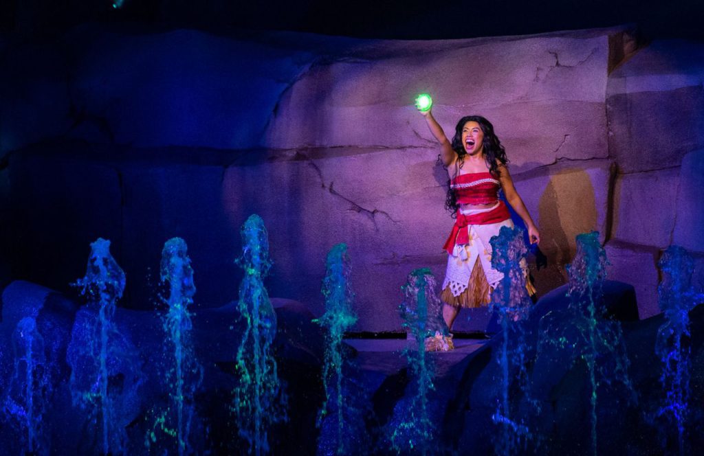 Moana answers the call of the ocean in an all-new sequence as Fantasmic! Keep reading to get the full guide on which is better Disneyland vs Universal Studios Hollywood.