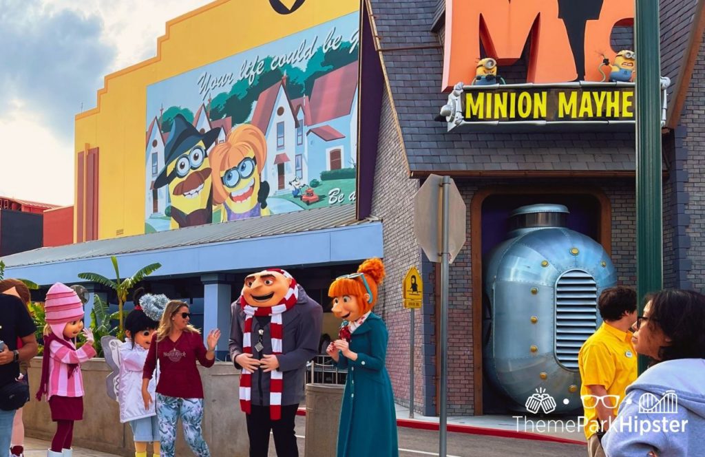 Universal Orlando Resort Minions at Universal Studios during Christmas. Keep reading to get the best Universal Studios Orlando, Florida itinerary and must-do list!