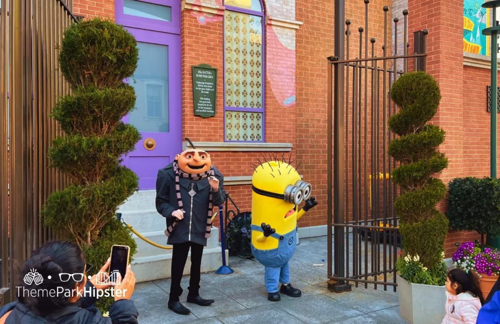 Universal Studios Hollywood Gru and Minion Meet and Greet. Keep reading to know what to wear to Universal Studios Hollywood and how to choose the best outfit.