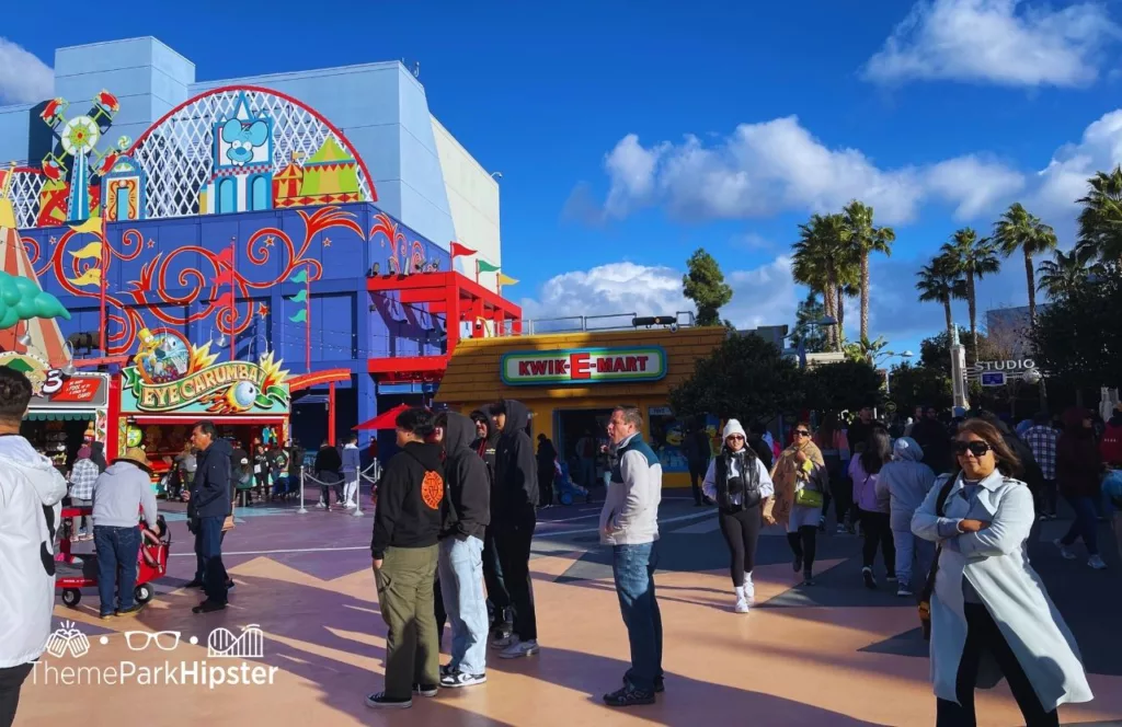 Universal Studios Hollywood Springfield Simpsons Land Kwik E Mart. Keep reading to know what to wear to Universal Studios Hollywood and how to choose the best outfit.