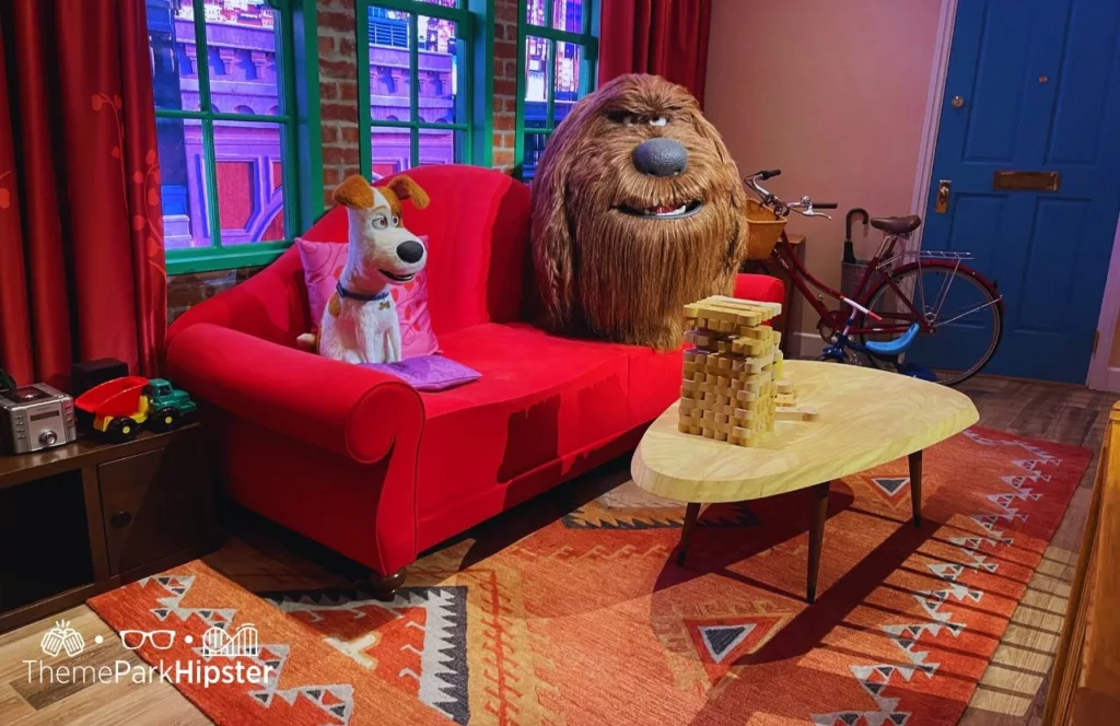 Universal Studios Hollywood The Secret Life of Pets Off the Leash Queue with dogs in living room Max and Duke in Kate's Apartment. Keep reading to get the best rides at Universal Studios Hollywood.