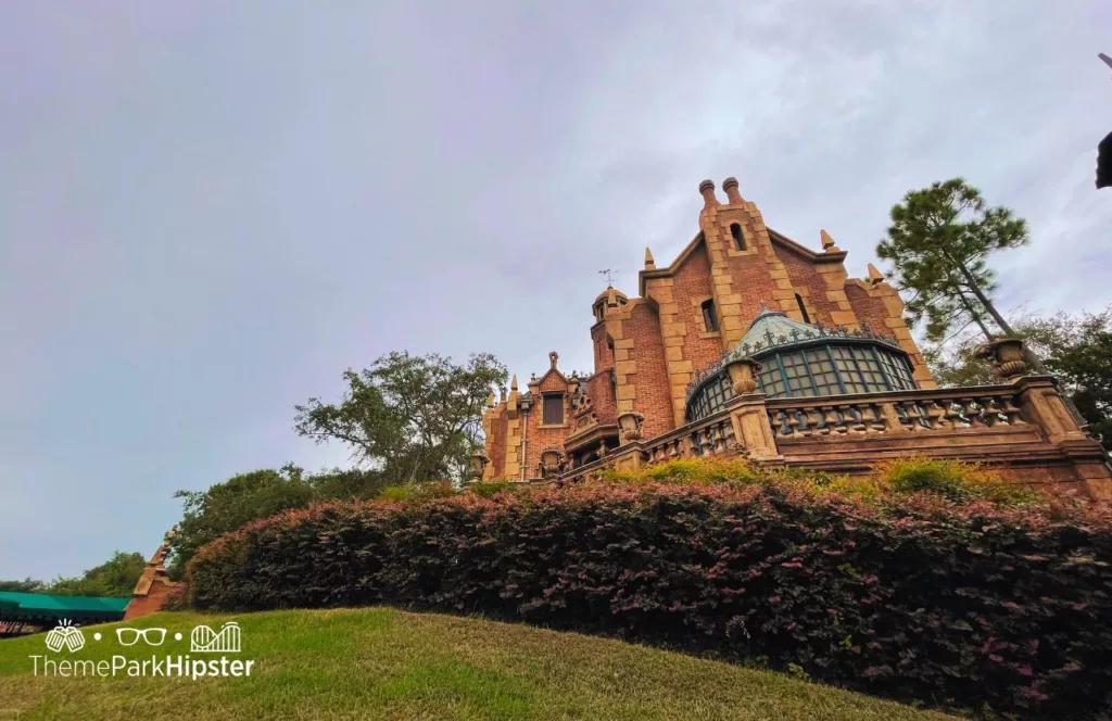 Disney Magic Kingdom Theme Park Haunted Mansion. Keep reading for the 2024 Disney World height requirements.