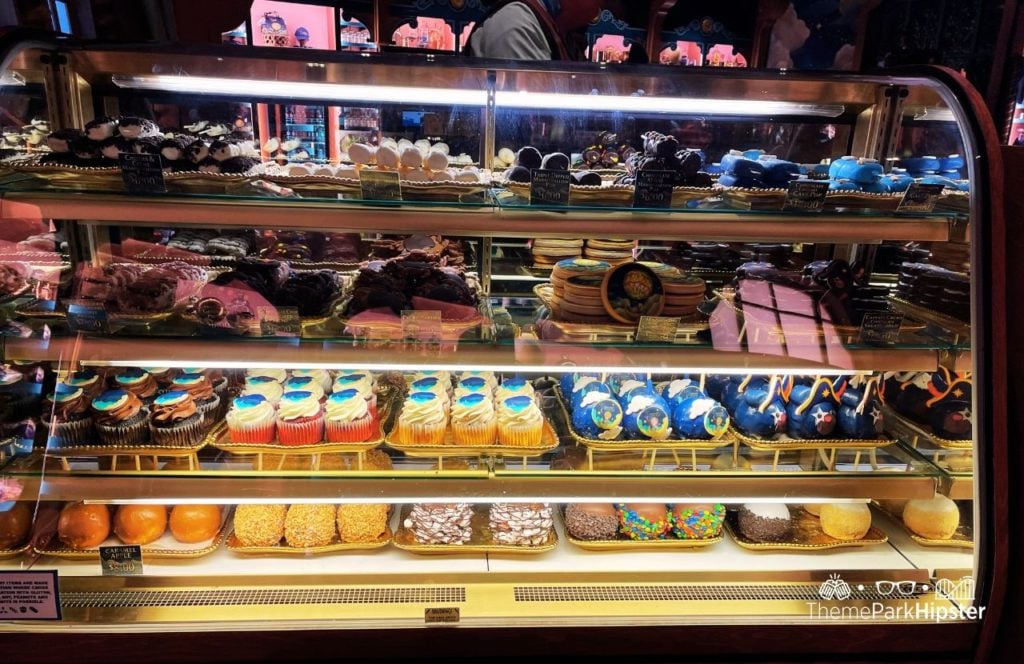 Universal Epic Universe Theme Park Celestial Park Moonship Chocolate and Celestial Sweets Shop Dessert. Keep reading to find out how to plan the best Universal Epic Universe 1-Day Itinerary.