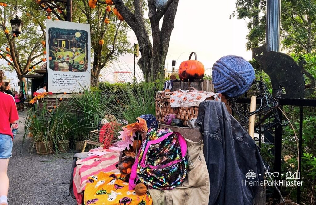 Universal Orlando Resort 2025 Halloween Horror Nights The Cat Lady of Crooked Lane Scare Zone