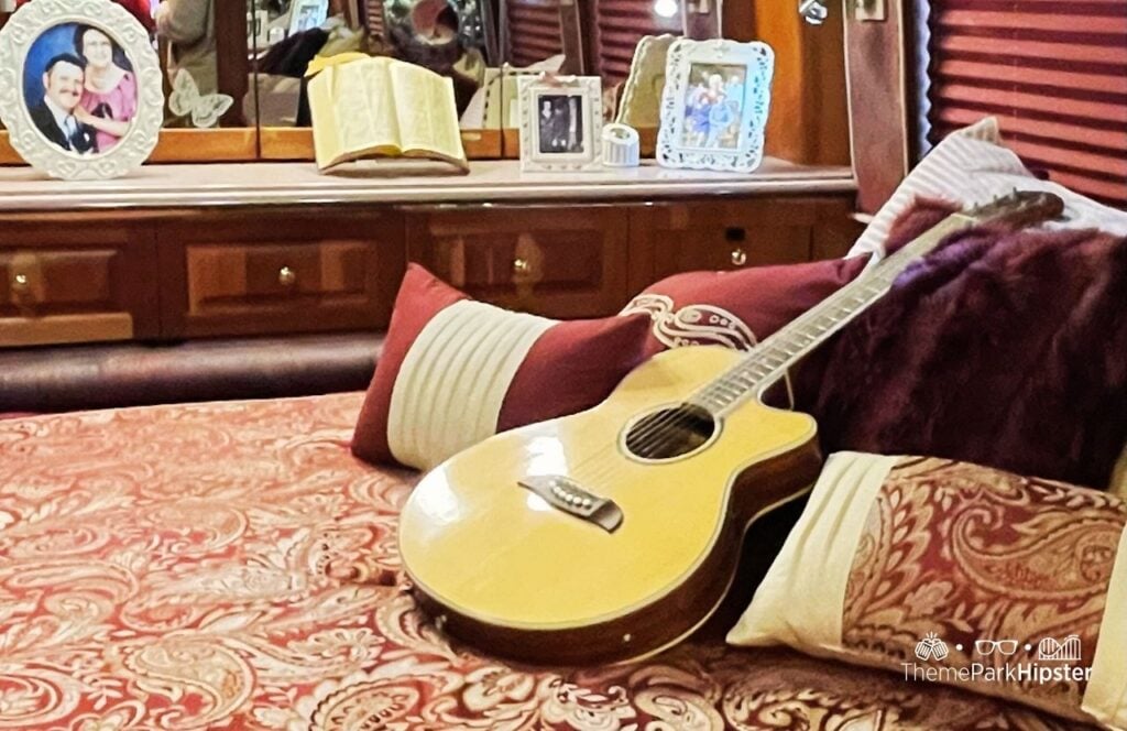 The Dolly Parton Experience area Tour Bus bedroom at A Smoky Mountain Christmas Dollywood Theme Park. Keep reading for more tips for visiting Dollywood for the first time.